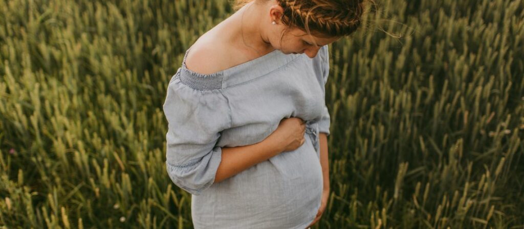 Schwangere Frau in der Natur - Holunder in der Schwangerschaft anwenden?
