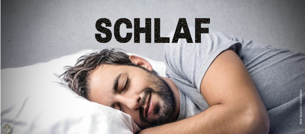 Schlafender Mann mit dem Wort "Schlaf" aus Holunderbeeren zum Thema Besserer Schlaf mit Holunder