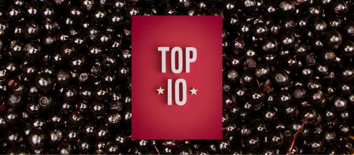 Top 10 auf Holunderbeeren Hintergrund steht für 10 Gründe für Holunder in der Erkältungszeit