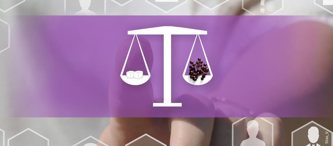 Grafik einer Waage mit Würfelzucker und Holunderdolde vor lila Hintergrund zum Thema Holunder bei Insulinresistenz