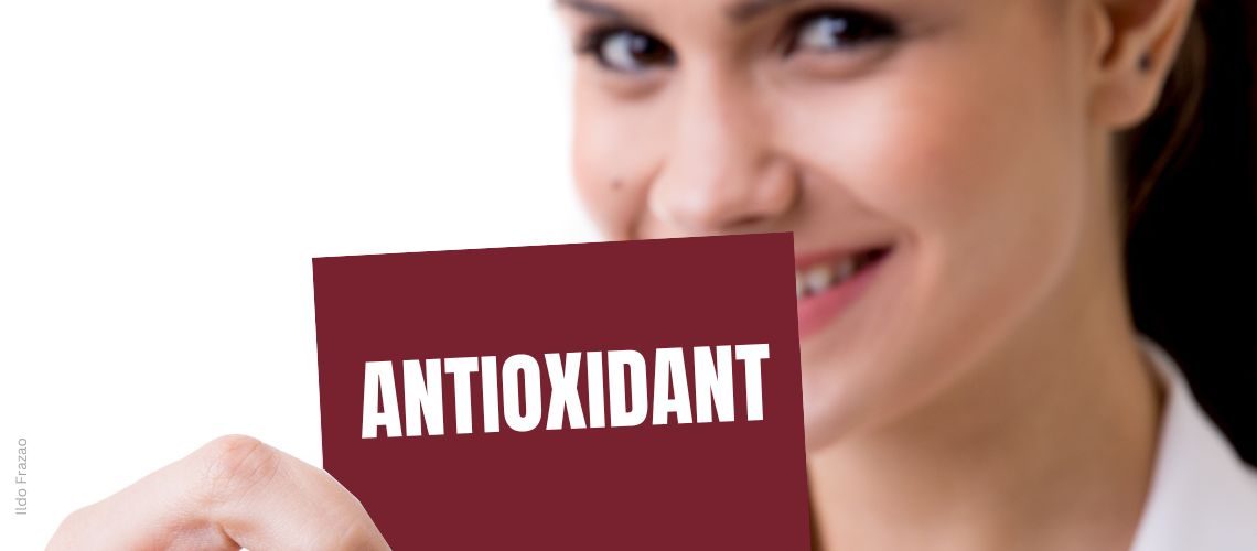 Frau zeigt das Wort Antioxidans auf einem Zettel - Ist Holunder entzündungshemmend?